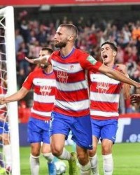 法兰克福客场逆袭登顶积分榜首  